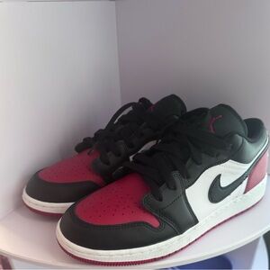 Jordan 1 Low Bred Sneakers